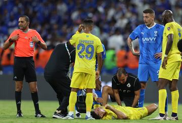 En el minuto 113 de la Final Copa campeones árabes, Cristiano Ronaldo se echa al suelo tras dolerse de la rodilla en una acción individual. Tuvo que marcharse en camilla.