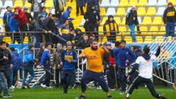 El enfrentamiento de hinchas en plena cancha. 