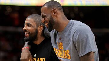 Kyrie Irving y LeBron James, ante los Miami Heat.