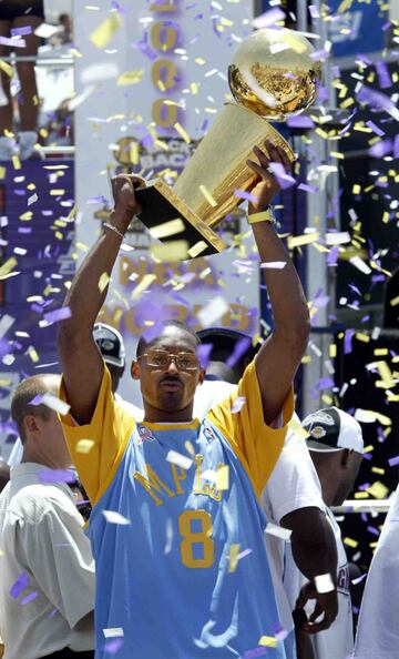 Kobe Bryant celebra con los aficionados su tercer anillo en 2002.
 