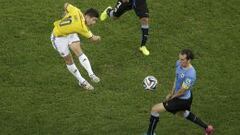 James puja por el Puskas con la amateur Roche y Van Persie