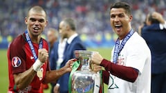 Pepe y Cristiano Ronaldo, campeones de la Eurocopa con Portugal.