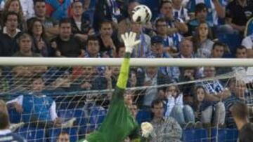 <b>OCASIÓN. </b>Courtois realiza una estirada ante un disparo de Cristian Gómez que se marchó fuera por muy poco cuando el Atlético ya ganaba 0-1.