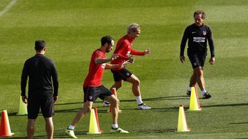 GRA050. MAJADAHONDA, 19/09/2017.- El preparador f&iacute;sico del Atl&eacute;tico de Madrid, &Oacute;scar Ortega (d), observa a los jugadores Juanfran Torres (2i) y el delantero franc&eacute;s Antoine Griezmann (2d), durante el entrenamiento realizado hoy en el Cerro del Espino, en Majadahonda, para preparar el partido de la quinta jornada de Liga de Primera Divisi&oacute;n que el equipo rojiblanco disputa ma&ntilde;ana ante el Athletic Club en San Mam&eacute;s. EFE/J.P. Gandul