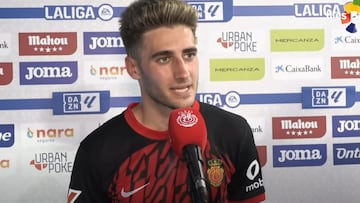 Robert Navarro atiende a los medios oficiales del club el día de su debut con la camiseta del Real Mallorca.
