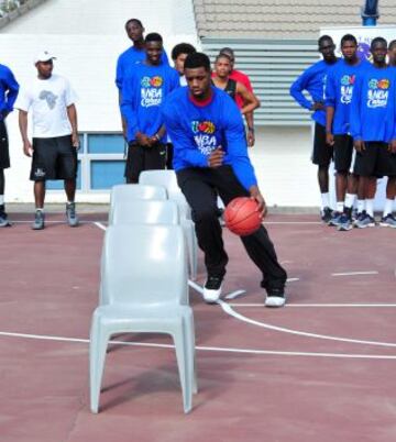 Terrence Jones, jugador de los Houston Rockets, muestra el ejercicio que deberán realizar los chicos.