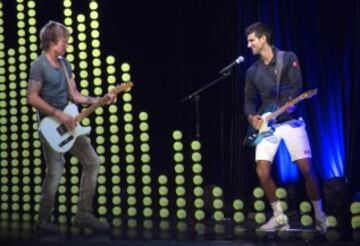 Djokovic tocó la guitarra en el ANZ Jam Slam junto al holograma del famoso músico neozelandés, Keith Urban.