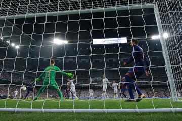 Agosto de 2017. El Real Madrid gana la Supercopa de Españaa al Barcelona. En la imágen, Benzema marcando el  2-0. Partido de vuelta en el estadio Santiago Bernabéu.