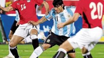 <b>PELIGRO. </b>El Kun Agüero estuvo muy vigilado todo el partido, pero metió la única que tuvo.