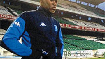 <b>EL MEJOR DELANTERO DEL MUNDO"</b>. Según Víctor Fernández, Djibril Cissé, que ayer se entrenaba de esta guisa bajo la furiosa tempestad de Sevilla, es el mejor delantero del mundo.