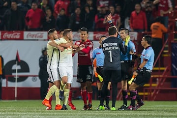 El actual capitán de Xolos es un jugador ríspido y que está en constante diálogo y reclamos con los árbitros. Fue suspendido diez partidos el año pasado por agredir al árbitro Fernando Hernández en Copa MX.