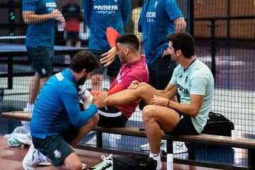 Rulli y Gerard en el banquillo de la pista de tenis.