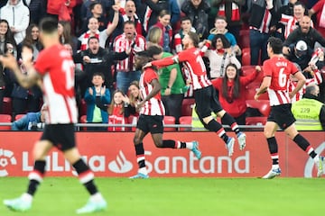 1-0. Los jugadores del Athletic Club celebran el primer gol que marca Mario Hermoso en propia puerta.