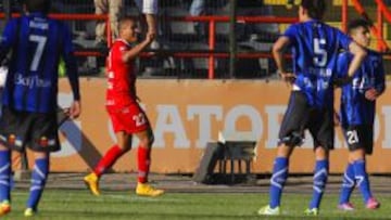 Benegas celebra uno de los tres goles que convirti&oacute; en el CAP de Talcahuano.