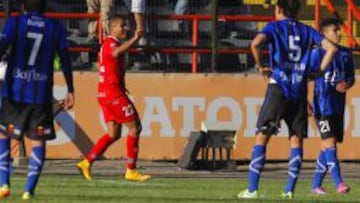 Benegas celebra uno de los tres goles que convirtió en el CAP de Talcahuano.