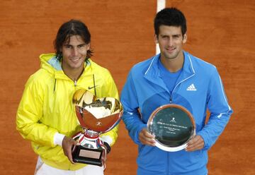 Novak Djokovic, que ha hecho de Montecarlo su residencia, fue la v¨ªctima de Nadal para conquistar el quinto t¨ªtulo. El serbio cay¨® por 6-3, 2-6 y 6-1. Por aquel entonces, el de Manacor ya parec¨ªa invencible sobre la alfombra ocre, porque sumaba 138 victorias sobre tierra de 142 partidos en su a¨²n incipiente carrera.