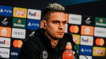 Rafael Santos Borré durante la rueda de prensa de Eintracht Frankfurt previa a la Supercopa de la UEFA ante Real Madrid en Finlandia.