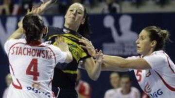 Macarena Aguilar pelea por el control del balón ante las defensoras polacas.