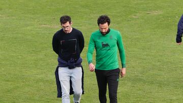 Germán, del Racing, con el médico del equipo, el doctor Fernández-Divar.
