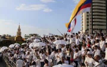 En Cartagena, Bogotá y varias ciudades del país se vivió un día de paz. La firma de los Acuerdos emocionó a los colombianos.