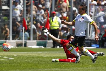 Futbol, Colo Colo vs Universidad de Chile.
Octava fecha, campeonato de Apertura 2016/17.
El jugador de Universidad de Chile Johnny Herrera, izquierda, disputa el balon con Gonzalo Fierro de Colo Colo durante el partido de primera division en el estadio Monumental de Santiago, Chile.
02/10/2016
Ramon Monroy/Photosport*************

Football, Colo Colo vs Universidad de Chile.
8th date, Aperture Championship 2016/17.
Universidad de Chile's player Johnny Herrera, left , battles for the ball against Gonzalo Fierro of Colo Colo during the first division football match at the Monumental stadium in Santiago, Chile.
02/07/2016
Ramon Monroy/Photosport