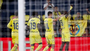 VILLARREAL (CASTELLÓN), 26/08/2024.- El delantero del Villarreal Thierno Barry (d) celebra tras marcar el segundo gol ante el Celta, durante el partido de Liga en Primera División que Villarreal CF y Celta de Vigo disputan este lunes en el estadio de La Cerámica. EFE/Manuel Bruque