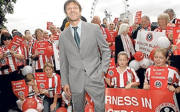 El actor que encarna a Eddard Stark es fiel seguidor del Sheffield United, a tal grado que tiene un tatuaje en honor a su equipo: '100% blade'