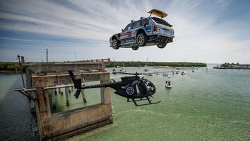 Travis Pastrana con su Subaru saltando sobre un helic&oacute;ptero en Miami (Florida) para su v&iacute;deo Gymkhana 2022. 