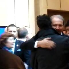 El abrazo de Goldberg y Vargas con Rivarola en la junta directiva