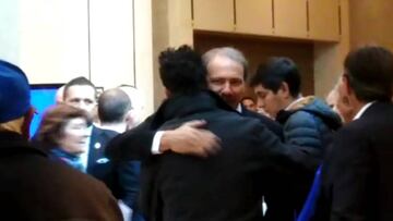 El abrazo de Goldberg y Vargas con Rivarola en la junta directiva