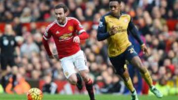 Juan Mata y Danny Welbeck pelean un balón durante el encuentro de la Barclays Premier League entre Manchester United y Arsenal disputado en Old Trafford.