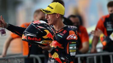 Pedro Acosta celebra su victoria en Qatar.