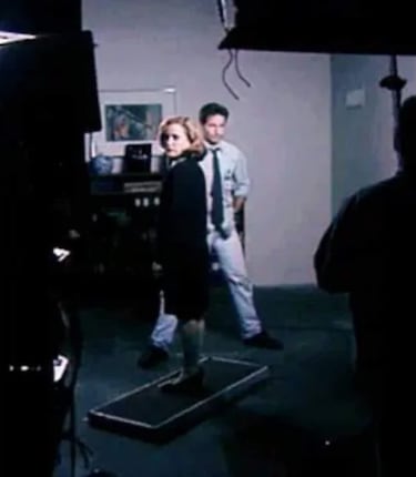 Es uno de los trucos más viejos del cine y sirve para que los actores parezcan más altos de lo que realmente son