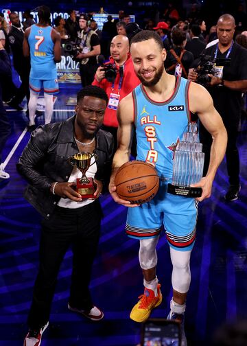 Stephen Curry, MVP del All-Star 2025, posa junto a Kevin Hart, actor y comediante estadounidense.