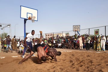 Fotografías de la lucha tradicional de Mali durante el festival de Bamako en las orillas del río Níger.