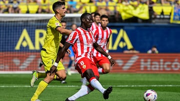 VILLARREAL (CASTELLÓN) 17/09/2023.- El delantero del Villarreal Gerard Moreno (i), disputa el balón ante Dion Lopy (d), centrocampista senegalés del Almería, durante el partido correspondiente a la jornada 5 de LaLiga que enfrenta al Villarreal y UD Almería este domingo en el estadio de La Cerámica (Villarreal). EFE/ Andreu Esteban
