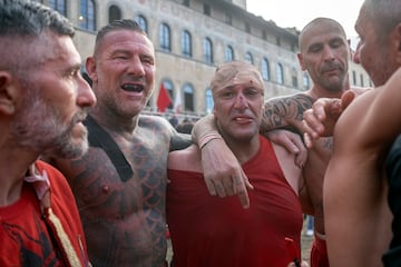Es un deporte muy f¨ªsico y con pocas restricciones. Los jugadores pueden usar manos y pies para mover el bal¨®n, y se permiten placajes y golpes cuerpo a cuerpo, incluyendo elementos de boxeo y lucha libre.