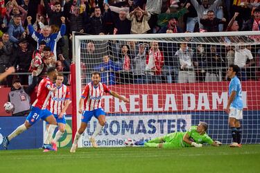 Los de Míchel siguen sorprendiendo en el fútbol español. Un golazo de Yangel Herrera en el 91’ les mantiene en la lucha por el liderato con el Real Madrid y el Barcelona. El tanto nace de un pase en largo de Blind y una asistencia de tacón de Aleix García para el venezolano, que sacó un latigazo desde la frontal del área para batir a Guaita. 