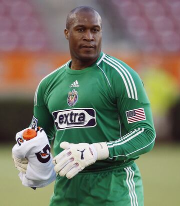 Tuvo un paso breve por Portugal. El ex portero de Chicago Fire s車lo jug車 seis meses con el Benfica.