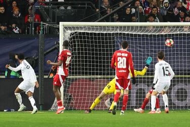 Disparo de Mbappé que rechaza Bizot, apareciendo un atento e insaciable Rodrygo para cazar el rechace, mandarla a guarda y firmar su doblete esta noche.