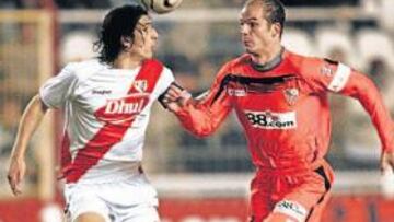 <b>REENCUENTRO. </b>Diego Mainz volvió a ser titular en el Rayo y supo parar las acometidas de Kepa (en la imágen) y de Chevantón.