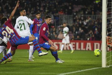 La segunda vez que Jutglà batió a Badía sí que subió al marcador. En una jugada de córner, botado por Ousmane Dembele, el delantero catalán se anticipó a su marcador y remató en el primer palo. 