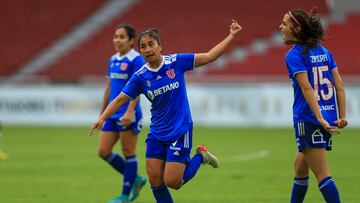 AME5647. QUITO (ECUADOR), 17/10/2022.- La jugadora de la Universidad de Chile, Rebeca Fernández Valiente, celebra el primer gol contra Libertad Limpeño hoy, en un partido de la Copa Liberadores femenina en Quito (Ecuador). EFE/José Jácome