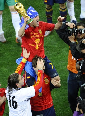 David Villa encima de Llorente con Sergio Ramos.