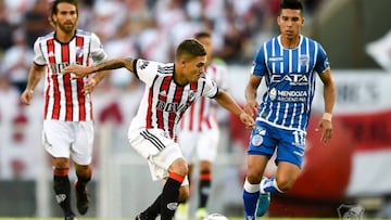 El volante colombiano Juan Fernando Quintero en acción durante el partido entre River Plate y Godoy Cruz por Superliga Argentina