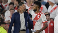 Miguel Borja y Martín Demichelis celebrando un gol de River Plate ante Independiente Rivadavia.