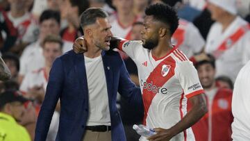 Miguel Borja y Martín Demichelis celebrando un gol de River Plate ante Independiente Rivadavia.