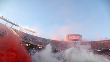 AME7940. BUENOS AIRES (ARGENTINA), 07/05/2023.- Aficionados de River animan a su equipo hoy, durante un partido del campeonato de Primera División disputado en el estadio Monumental de Buenos Aires (Argentina). EFE/Juan Ignacio Roncoroni
