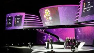 <b>UN GRAN ESCENARIO. </b>El Palacio de las Artes de Kiev acogió el sorteo de la próxima Eurocopa. Arriba, a la izquierda, Van Basten, sacó la bola de España.