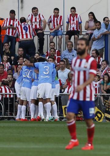 Los jugadores del Málaga celebran el gol marcado por su compañero Samuel. 0-1.